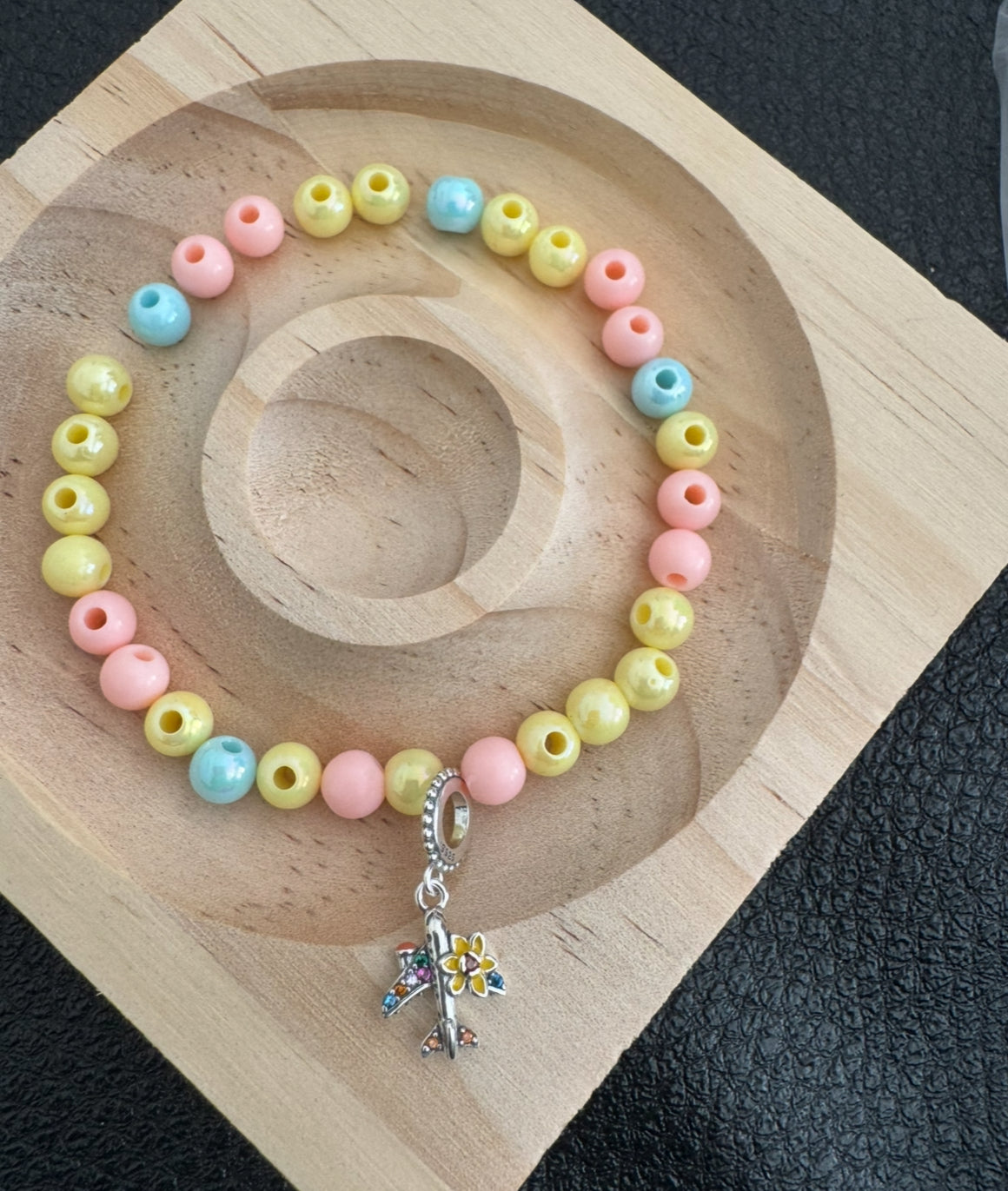 Hängande Berlock – Flygplan med Blomdetalj