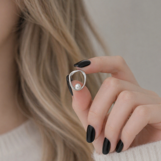 Örhängen i sterlingsilver (925) med modern design och elegant pärla