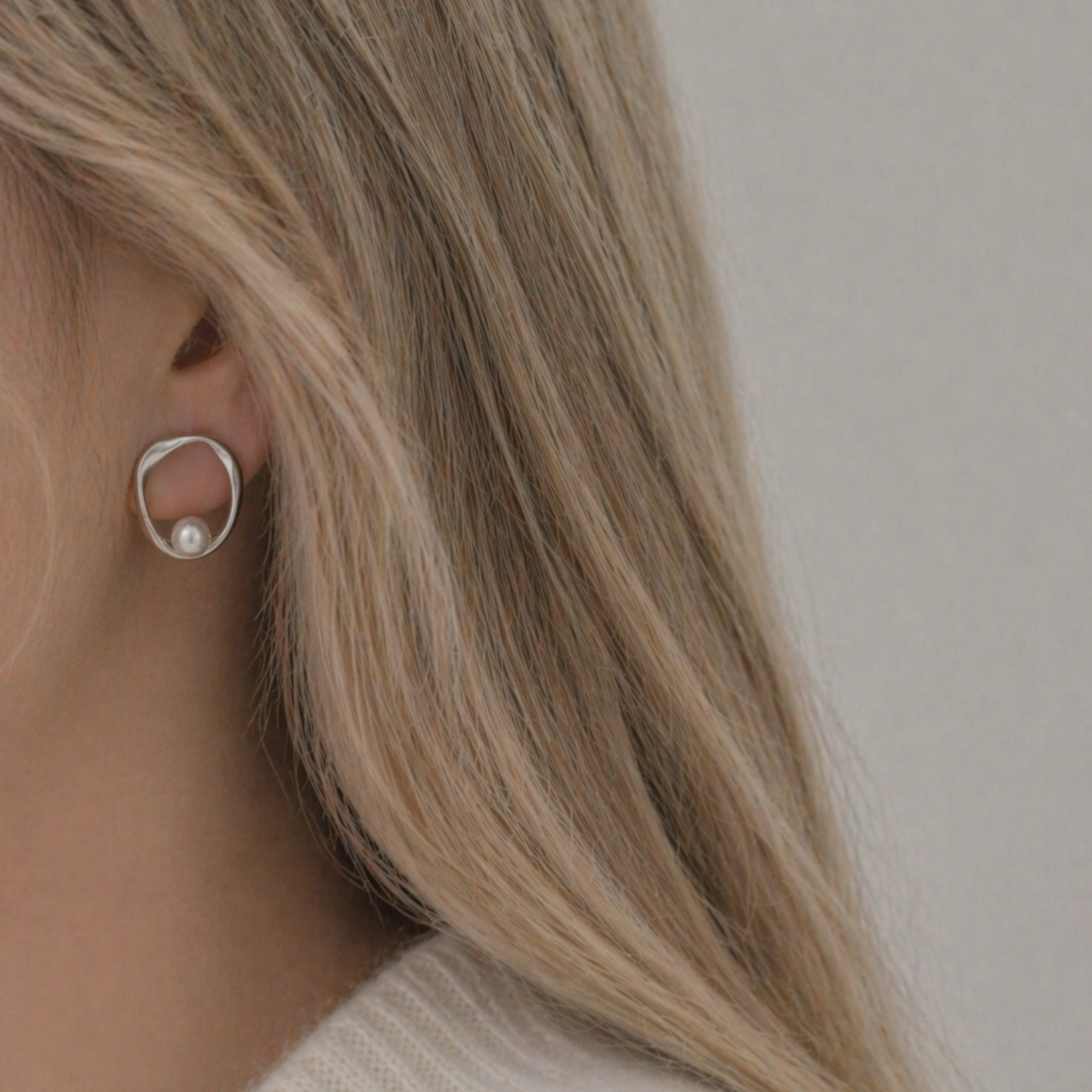 Örhängen i sterlingsilver (925) med modern design och elegant pärla