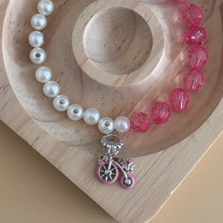 Vintagecykel Berlock med Rosa Emalj & Prästkrage