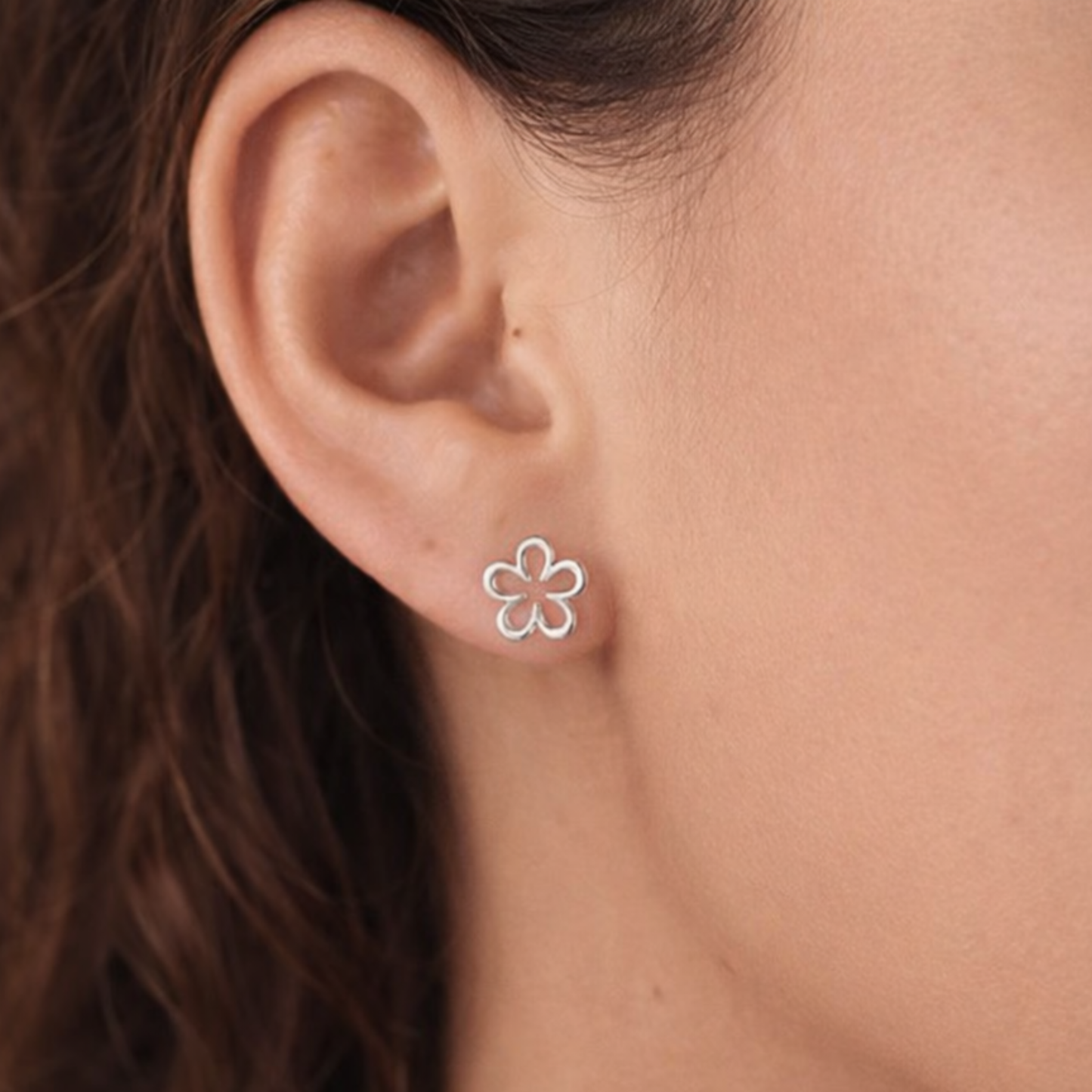 Sterling silver örhängen i blomform – enkel och fin design