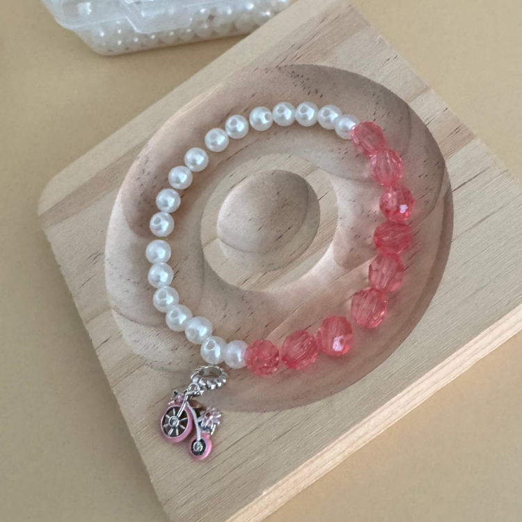 Vintagecykel Berlock med Rosa Emalj & Prästkrage