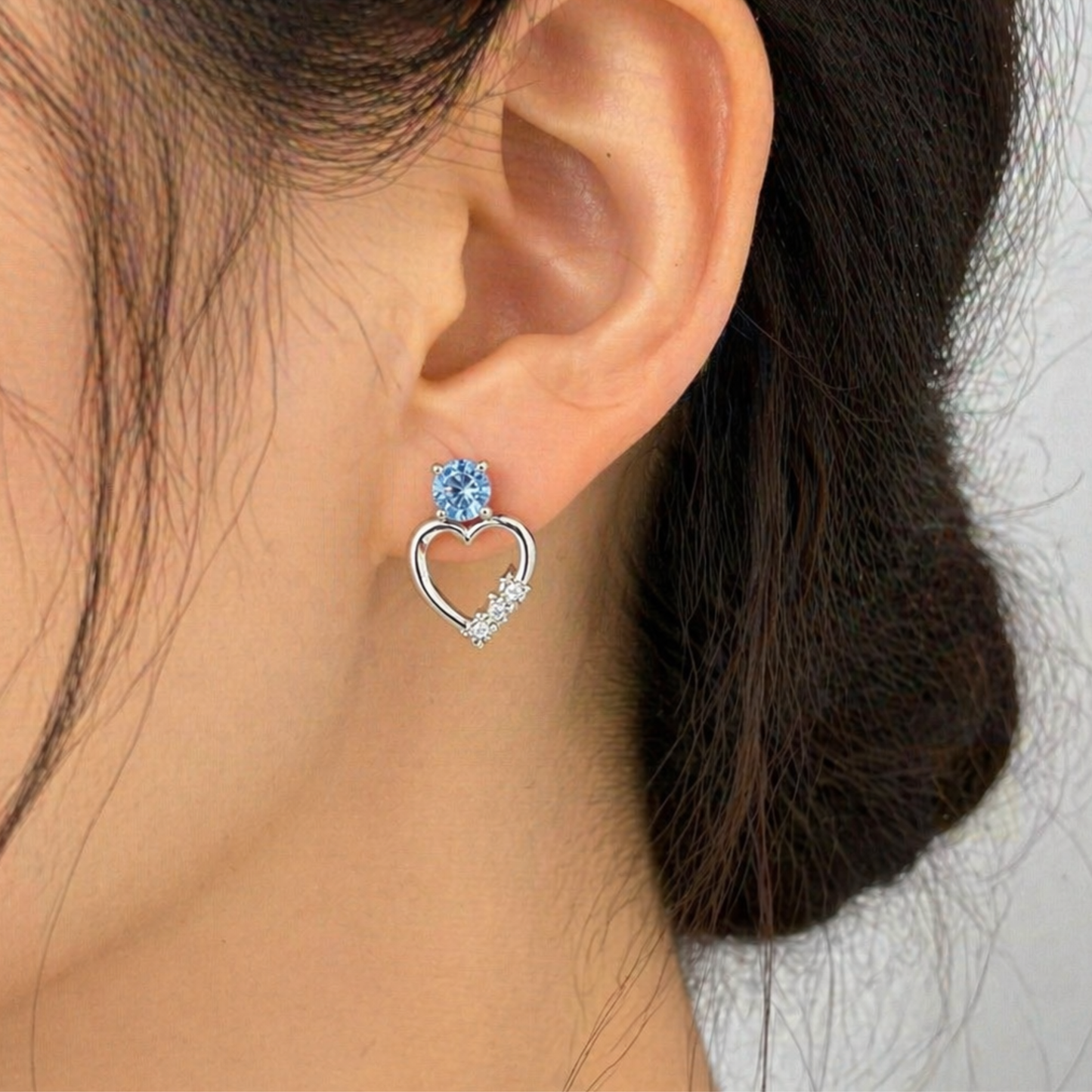 Eleganta hjärtformade örhängen i 925 silver med blå kubisk zirkonia